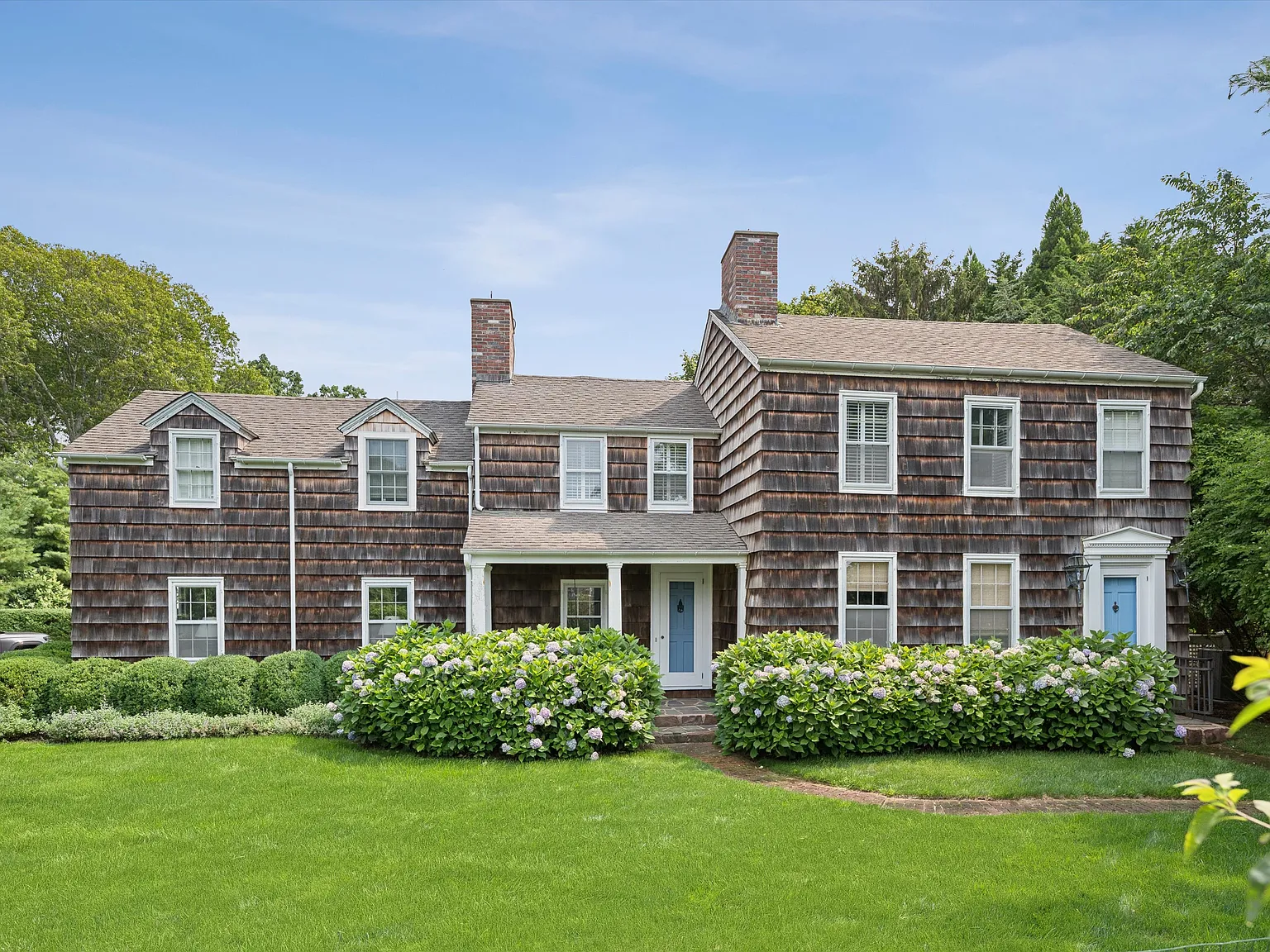 Classic Quogue Street With Pool + Pickleball — Photo 1