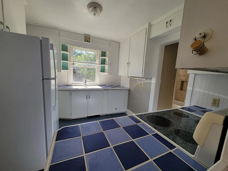 629 W Oak St — Photo 5