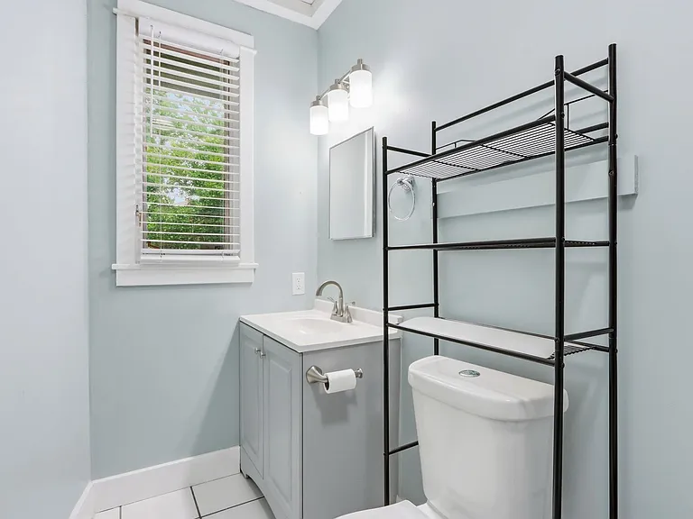 216 E Henry St #A — Photo 4