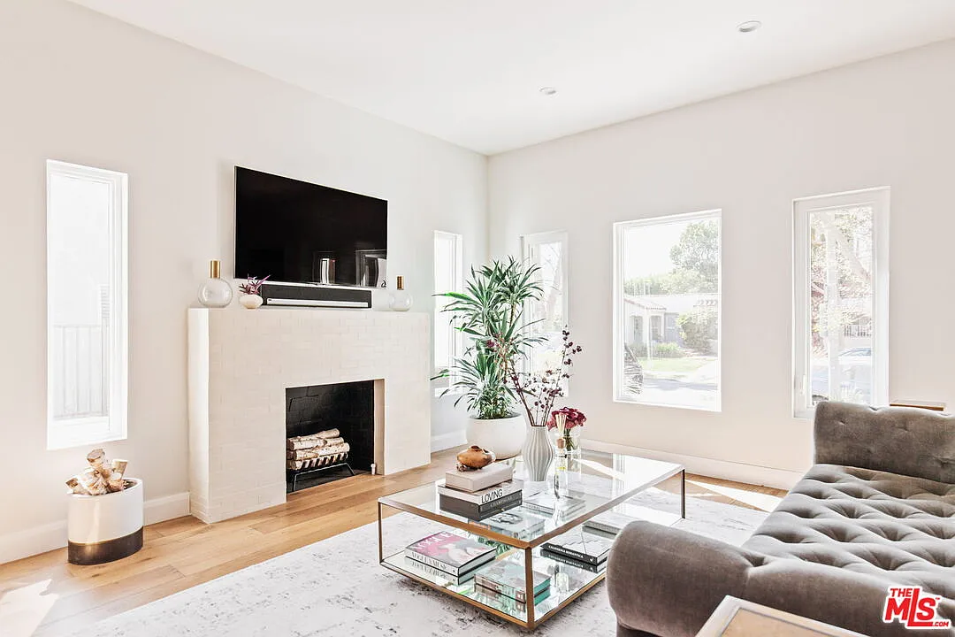 3 bed, 4.0 bath, 2460 sqft, $12,000 — Photo 3