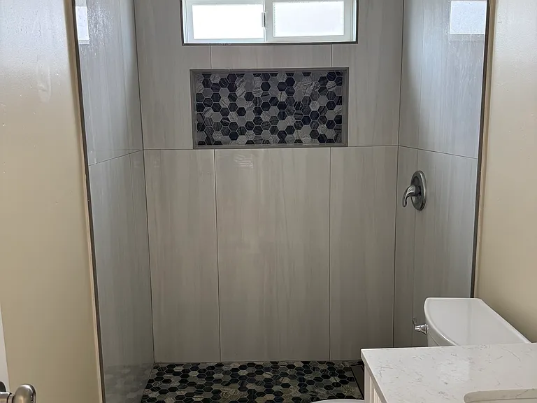 Full bathroom (upstairs)