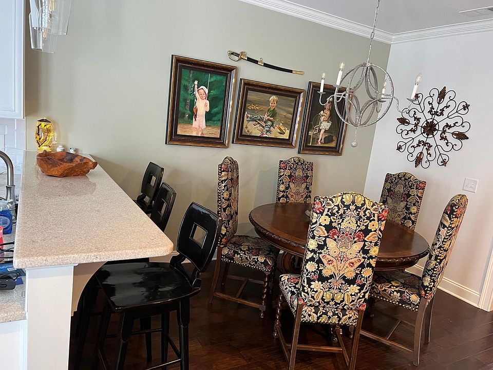 Dining area with bar