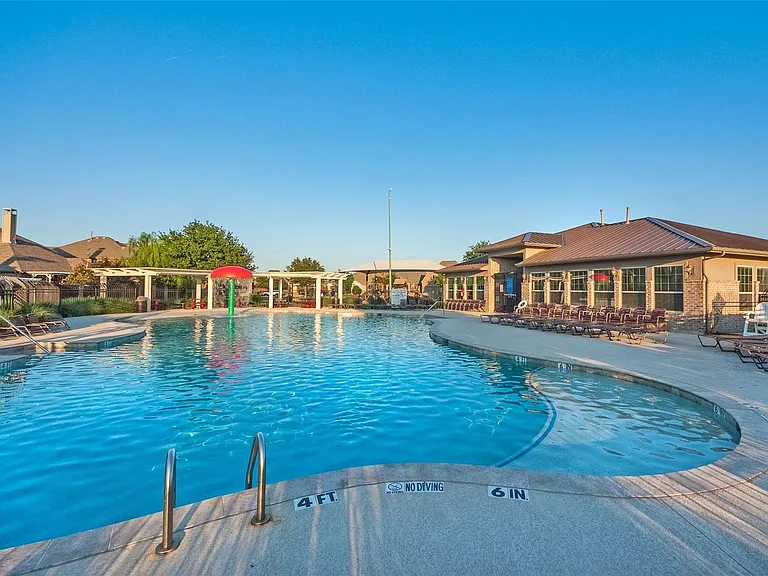 One of several community pools of Castle Hills. This one is closest to 604 Warwick.