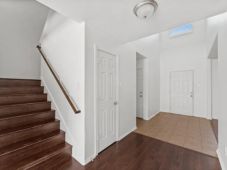 6 Druids Glen Pl — Photo 18