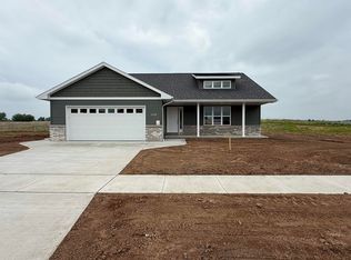 1926 Huffcutt Ln, Waupaca, WI 54981