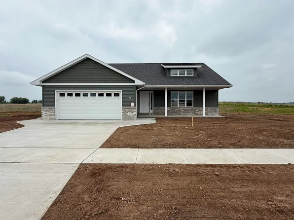 1926 Huffcutt Ln, Waupaca, WI 54981