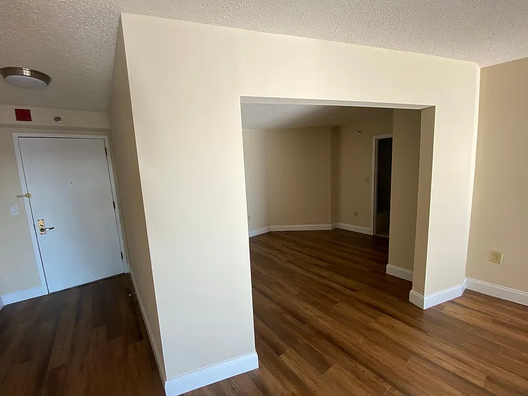 Excelsior II Apartments — Photo 30