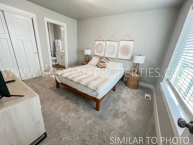 610 NE Hunter Dr — Photo 9
