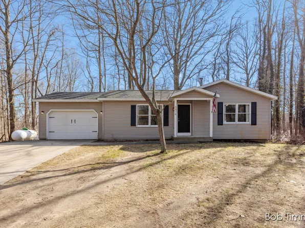 6474 Wintergreen Dr, Fennville, MI 49408