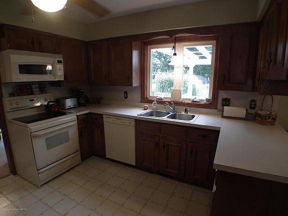 5th image of 10886 Wildon Way W