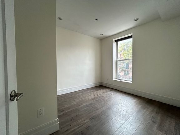 2nd image of 1070A Dekalb Ave #2