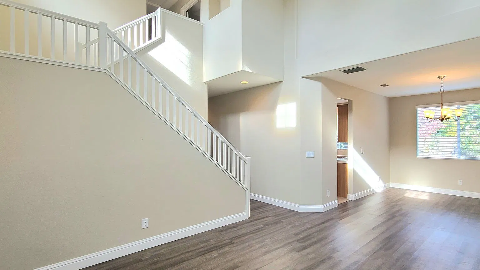 Gorgeous and Spacious! This 4bd/2.5bth Single Family Home is immaculate! — Photo 2