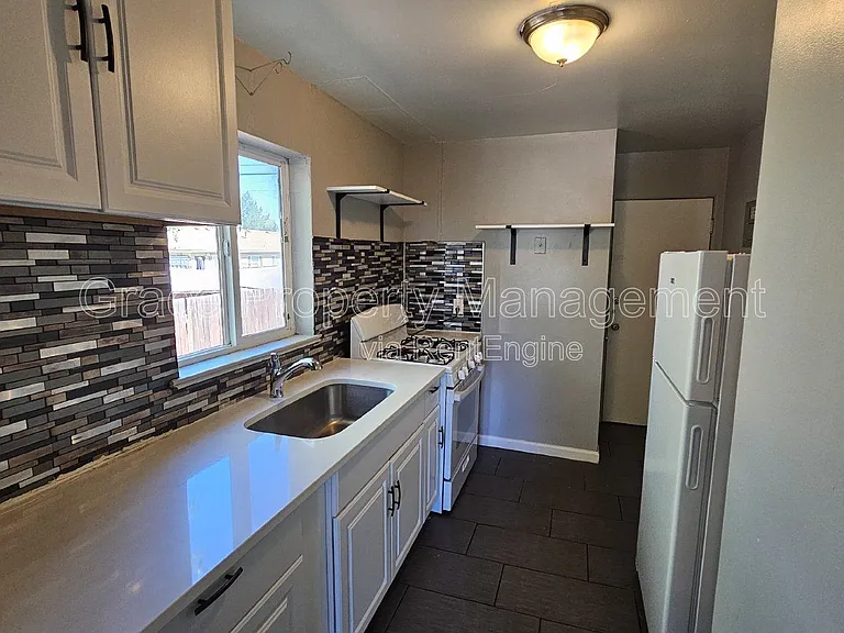 1950 N Oswego St — Photo 7