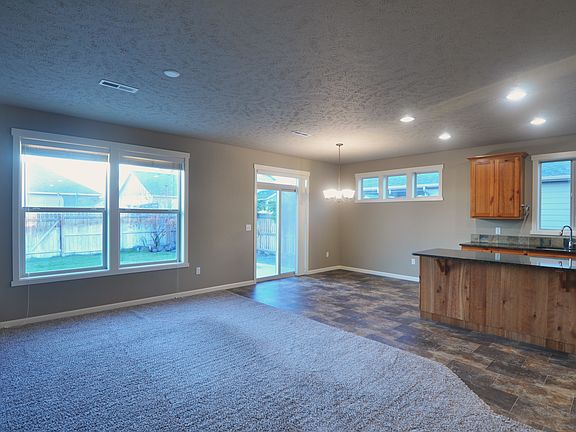 4th image of 909 Rocky Ave NE