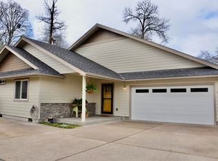 1746 SW Waterstone Dr, Grants Pass, OR 97527