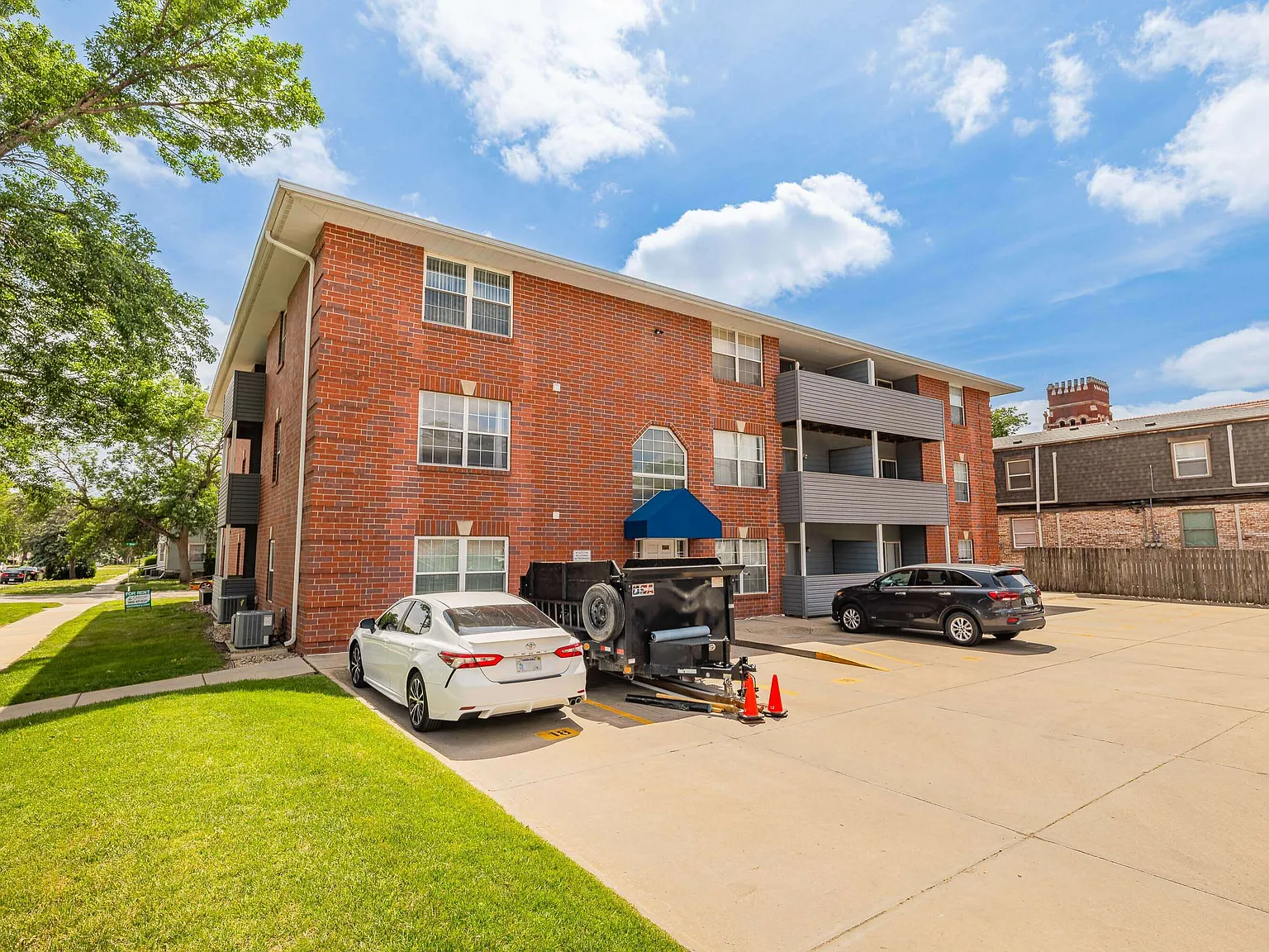 Cambridge Apartments — Photo 4