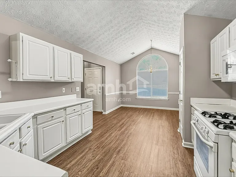 1300 Wilkes Crest Dr — Photo 4