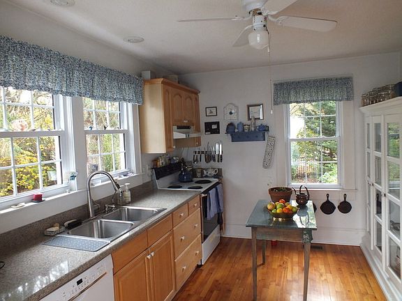 Kitchen : Conveniently designed opening to a spacious private deck