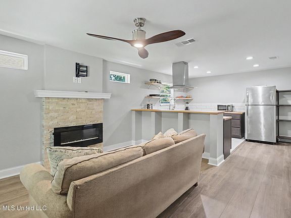 2nd image of 519 23rd St