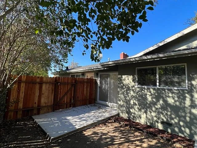 3 bed, 1066 sqft, $2,095 — Photo 2