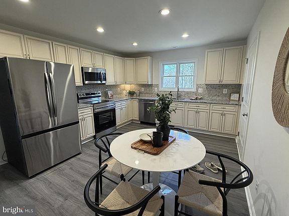 3rd image of 42 Aluna Dr