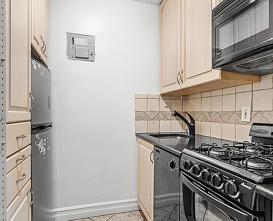 4th image of 225 E 36th St APT 2P