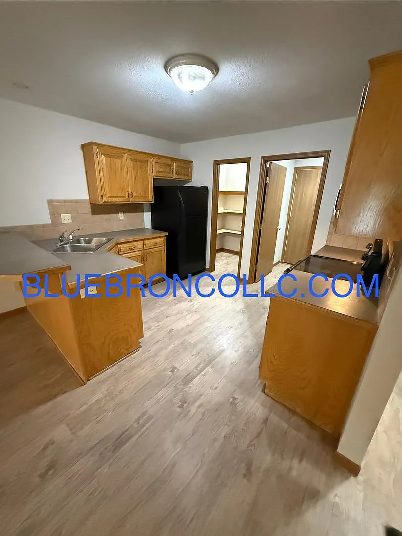 Gorgeous duplex in Raymore with a lot to offer along with new flooring. — Photo 3