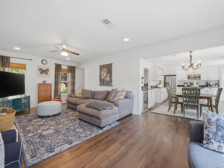 368 Gainsborough Rd — Photo 10
