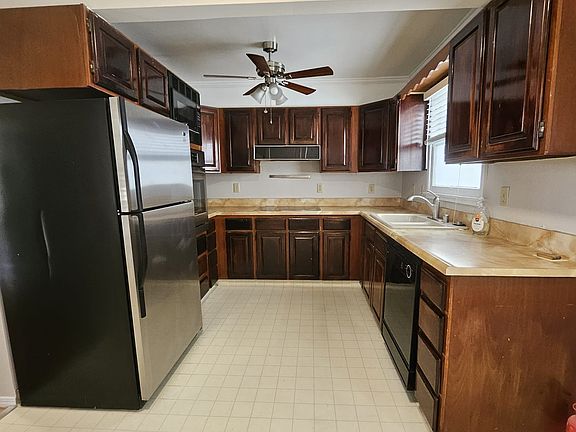 2nd image of 395 N Newport Ave