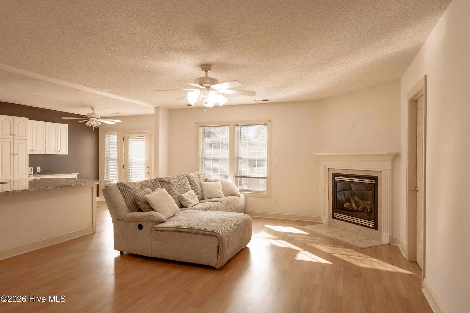 3 bed, 2.5 bath, $1,900 — Photo 3