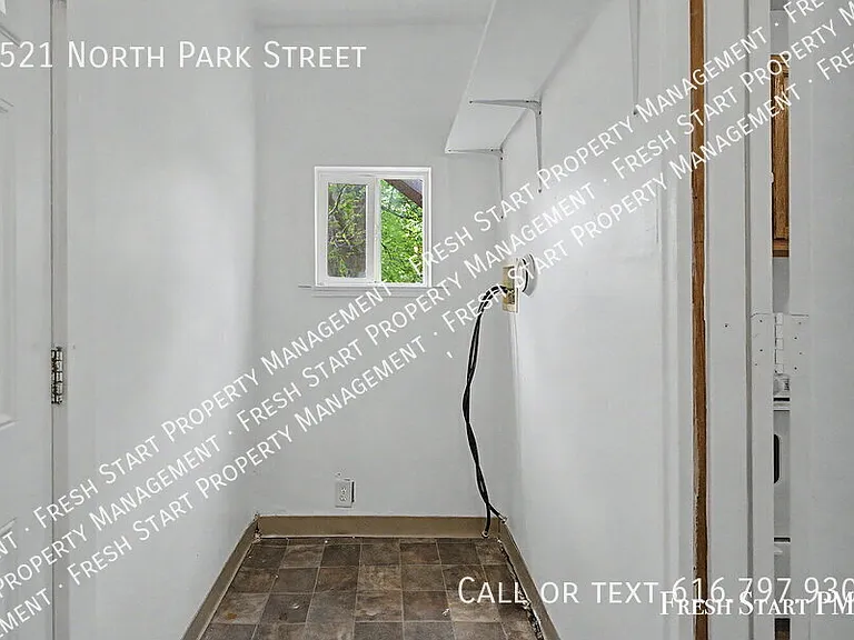 1521 N Park St — Photo 16