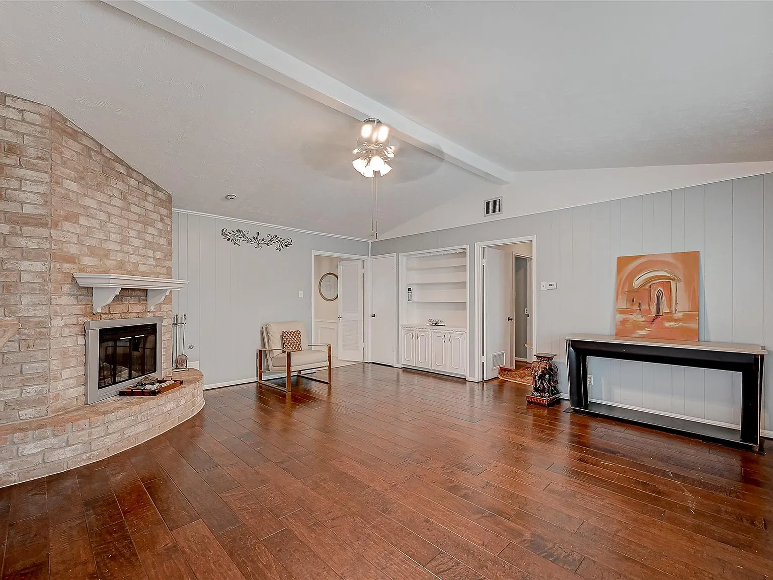 3 bed, 2.0 bath, 1867 sqft, $2,300 — Photo 3