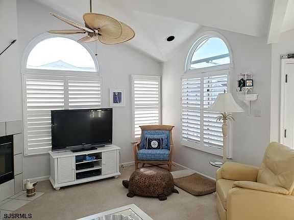 3rd image of 611 18th St #2