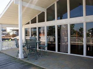 1206 Maui Dr, Tiki Island, TX 77554