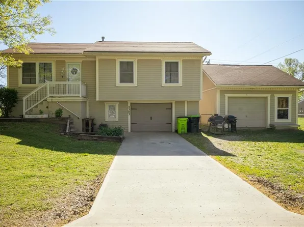 2303 Easton St, Harrisonville, MO 64701