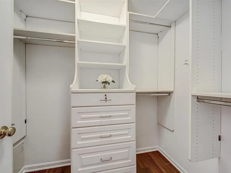 5S530 Scots Dr #18F — Photo 11
