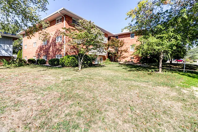 910 Lincolnshire Dr APT 101 photo 1