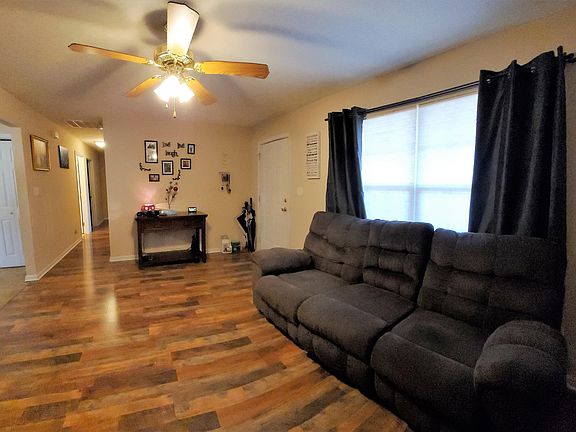 5th image of 121 Pine Glen Cir