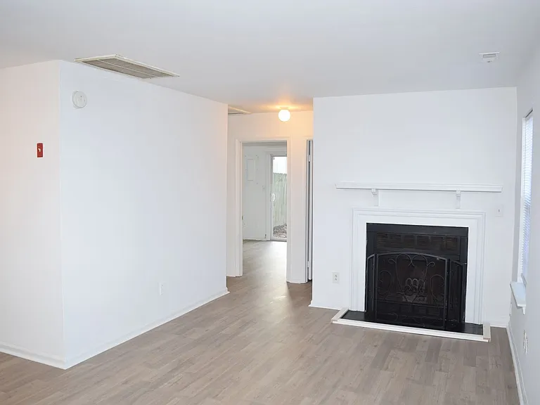 579 Peregrine St — Photo 4