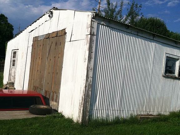 Detached Workshop / Garage