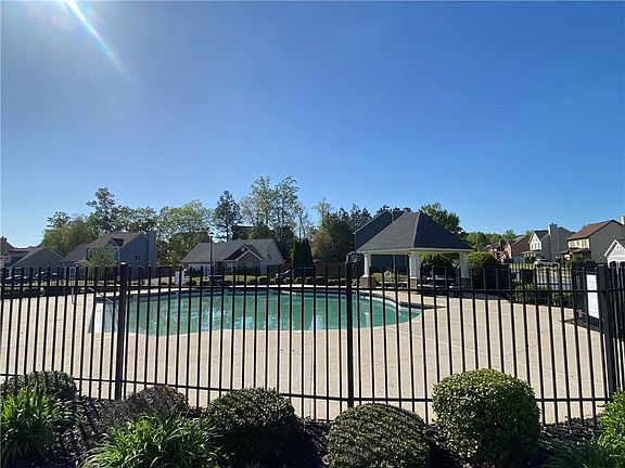 4th image of 15 Madison Ln