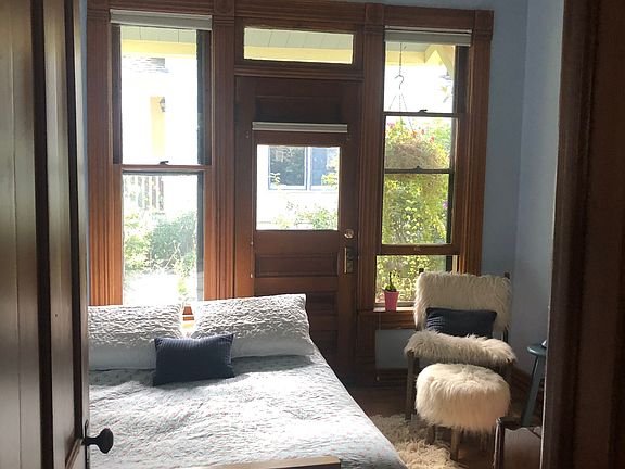 Second (small) bedroom.