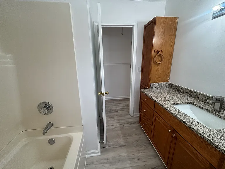 512 E Parker St — Photo 10