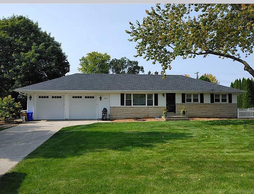 2nd image of 825 S 124th St
