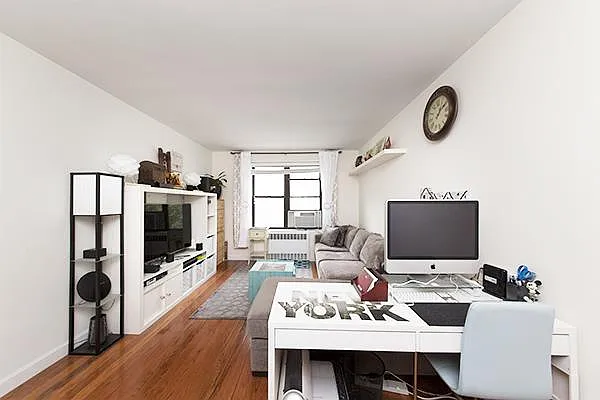 Sold by R New York | media 28