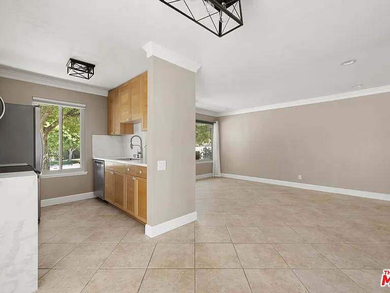 1685 E Avenida De Las Flores — Photo 4
