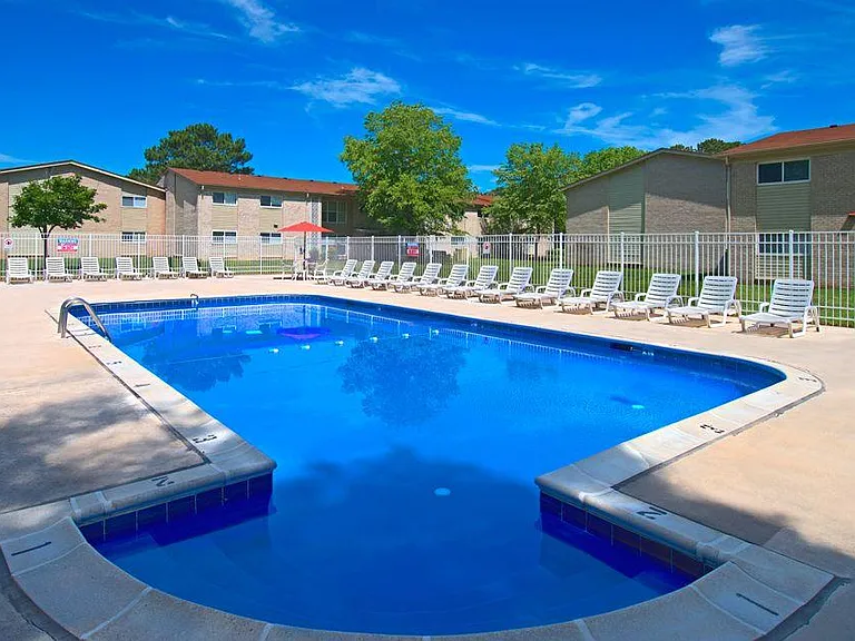 Hodges Manor Apartments — Photo 7
