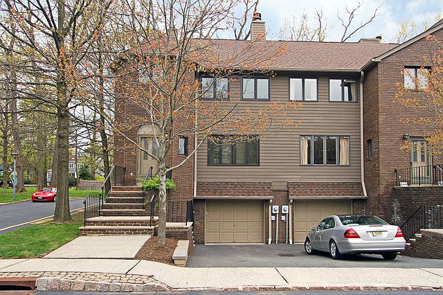 1st image of 10 Village Green Ct