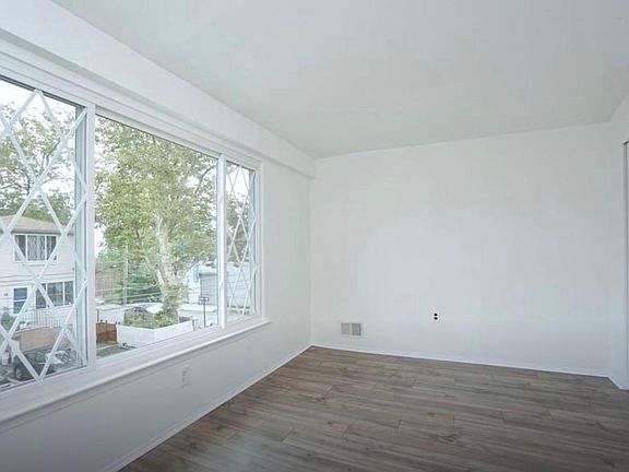 2nd image of 18 Greenfield Ct #1