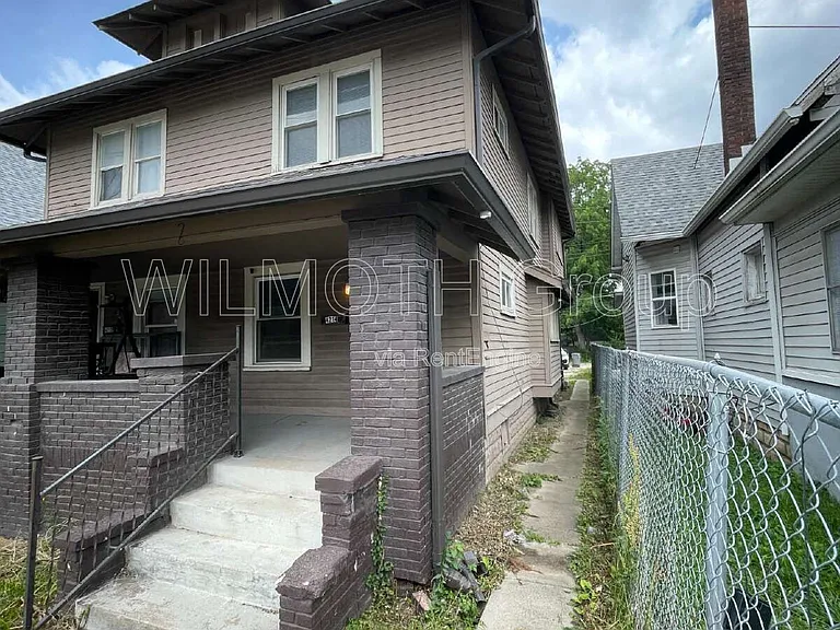4214 E Washington St — Photo 2